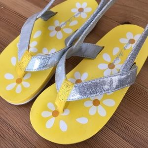 Hanna Andersen yellow silver flip flops 9-10